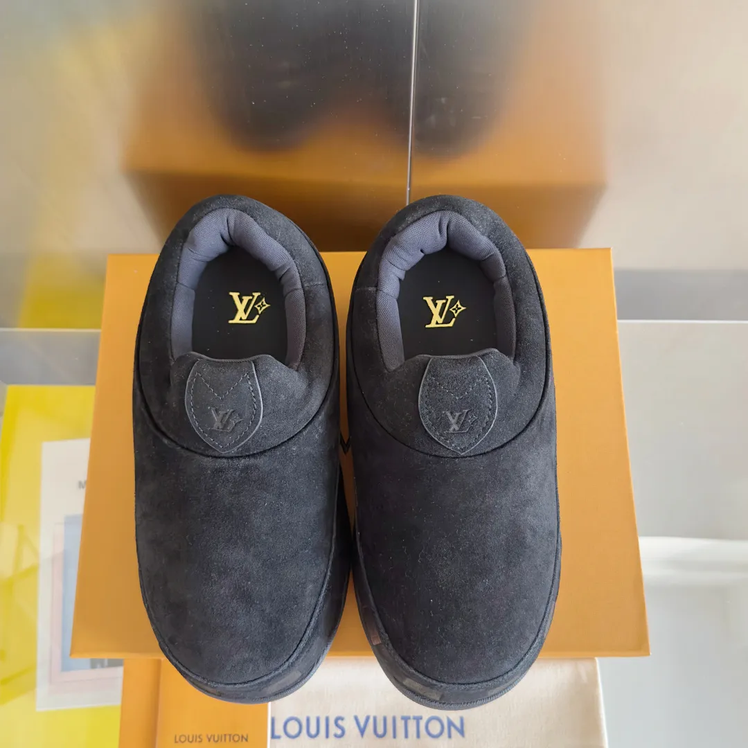 [L Family x Ingo joint model] Top P: 820💰 ▪️Size: Women's 35-40 (customized at 41.42 for women). Men's 39-44 (customized at 38.45.46) LV x Ingo joint model Top version Fatty Forrest Gump shoes Thick sole Couple model Casual sports shoes Original purchase and development Production LV Yeti lace-up shoes from LV Yeti The series combines Japanese "small feet" fashion aesthetics with classic Louis Vuitton elements in avant-garde strokes, subtly paying tribute to the traditional Japanese culture of taking off shoes when entering the house. The suede cow leather is partially embossed with Nigo's reinterpreted Damier pattern, and the comfortable casual shoe configuration highlights street style. Exquisite packaging at the delivery counter🛍📦 ▪️Fabric: Original imported first-layer cowhide ▪️Inner lining: Original custom-made breathable mesh ▪️Sole: Original molded non-slip TPU material ▪️Sole thickness: 5CM
